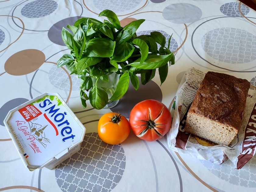 fromage frais, tomates, basilic et pain au levain