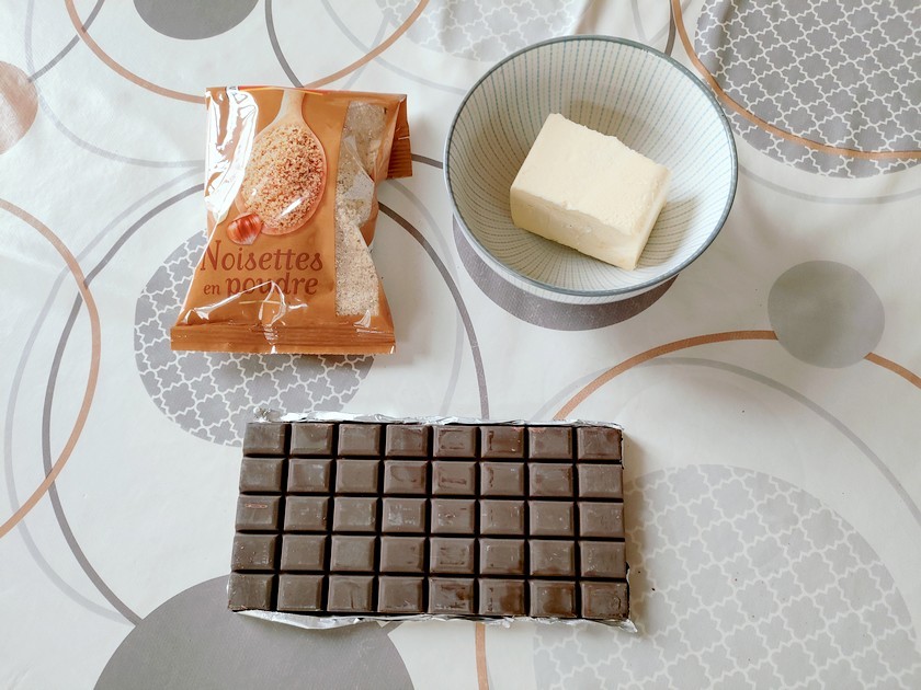 tablette de chocolat, beurre et poudre de noisette.