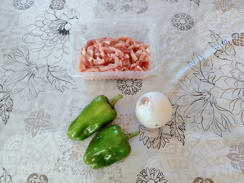 émincé de porc, oignon blanc et poivrons verts.