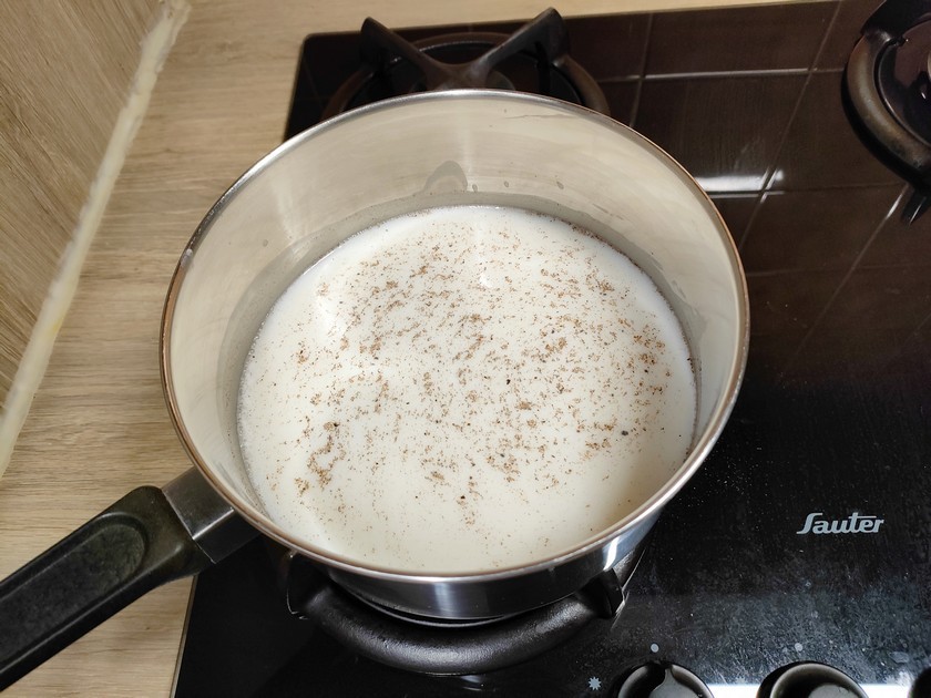 lait assaisonné de muscade et de poivre