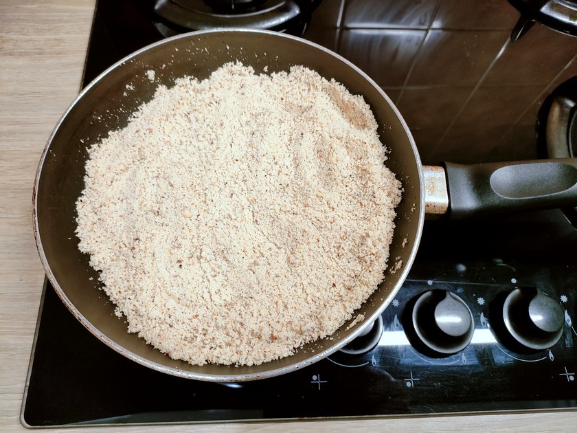 poudre de noisette torréfiée à la poêle.