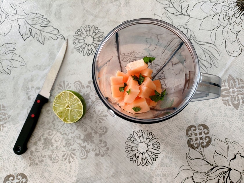 melon, menthe et eau pétillante dans le bol d'un blender.