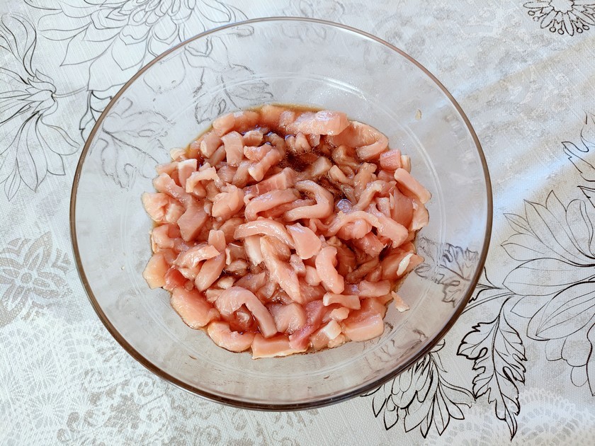 émincé de porc mariné dans la sauce soja.