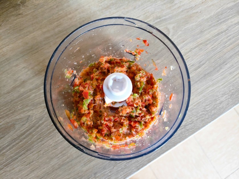 purée de poivrons dans le bol du mixeur