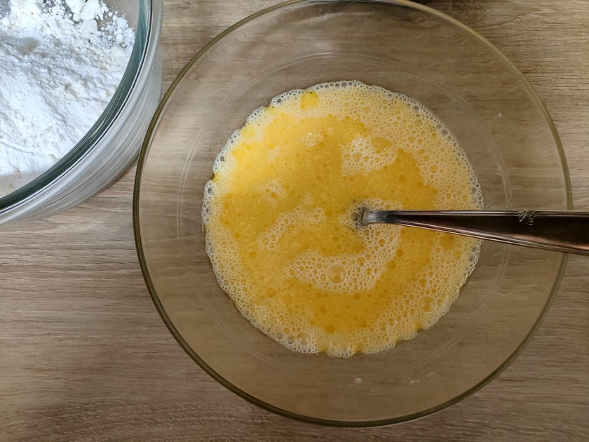 ingrédients liquides dans un saladier