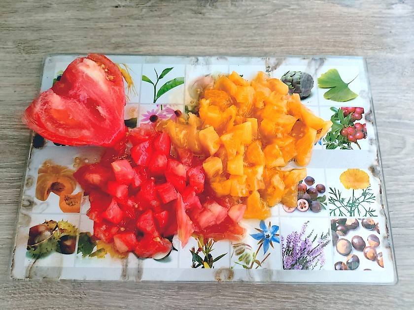 tomates jaunes et rouges coupées en brunoise