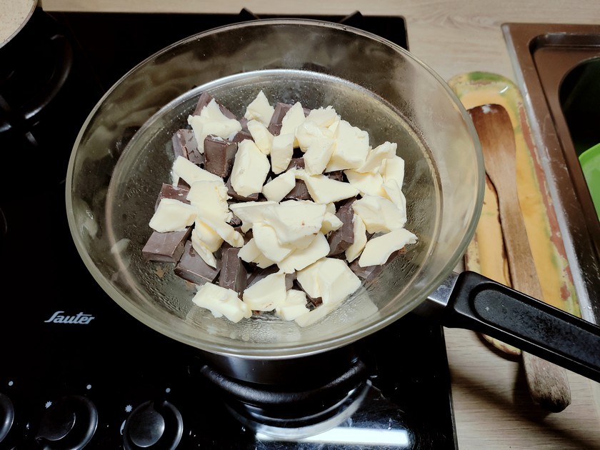 beurre et chocolat dans un saladier au bain-marie.