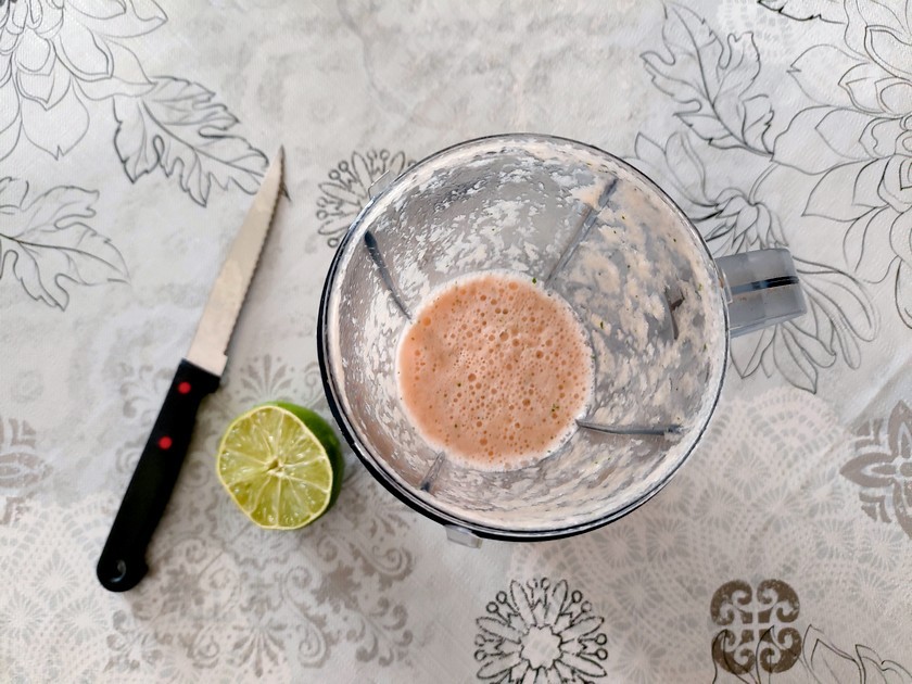 smoothie au melon et à la menthe dans le bol d'un robot blender.