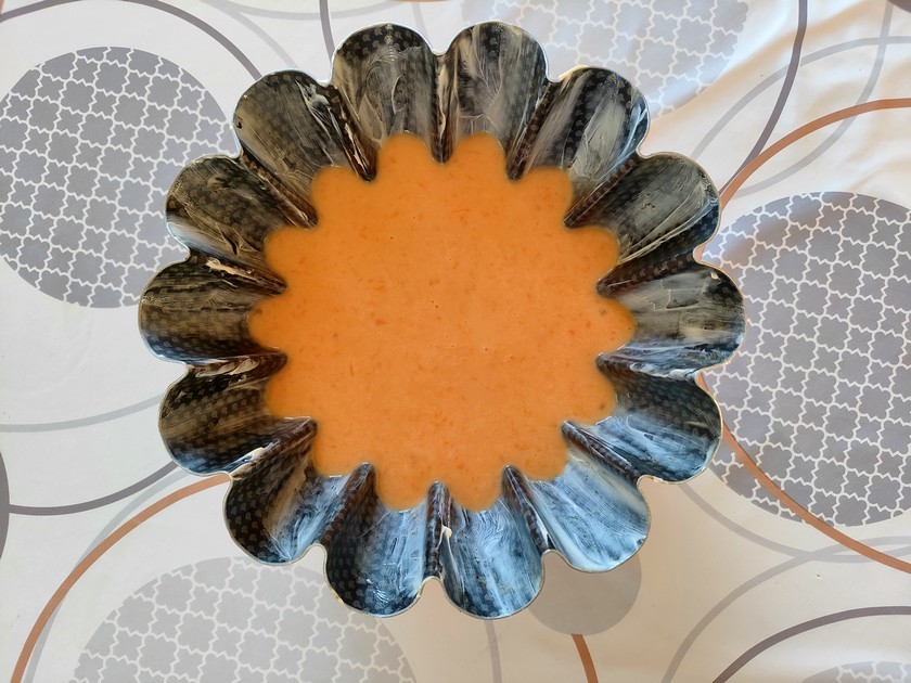 préparation de flan à la citrouille dans un moule à flan