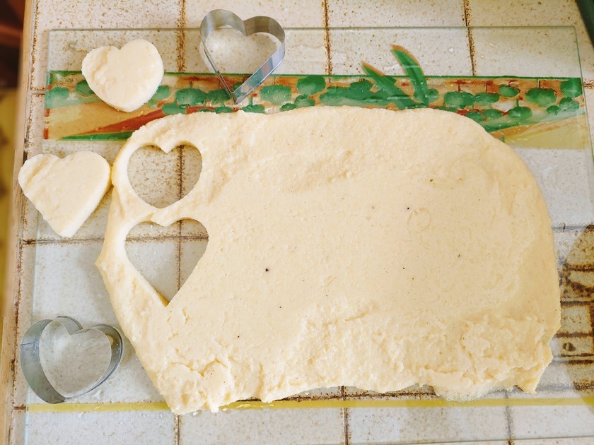 découpe des cœurs de polenta