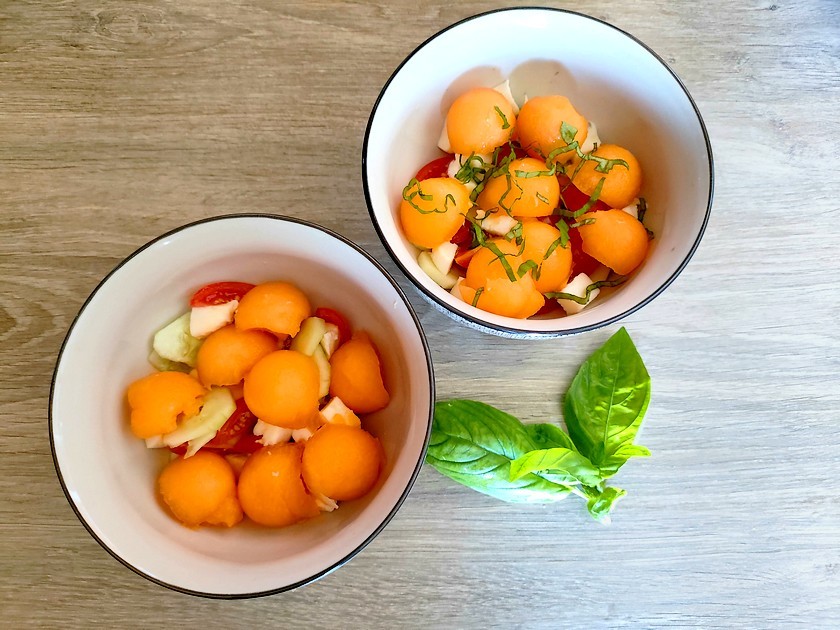 montage de la salade melon concombre dans des bols