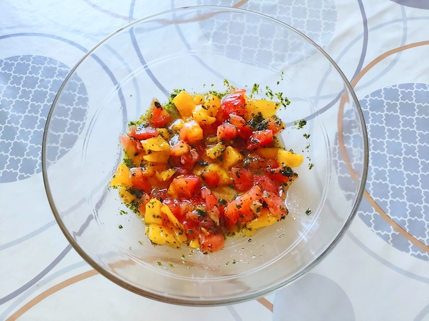 préparation à base de tomates et de pesto au basilic