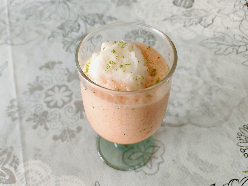 mojito au melon et sorbet citron servi dans un verre à pied.