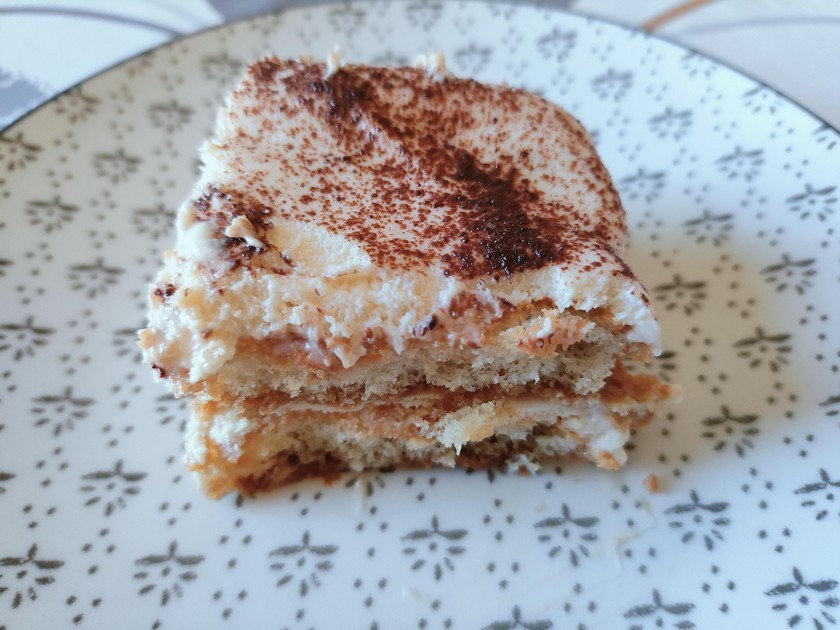 part de tiramisu dans une assiette
