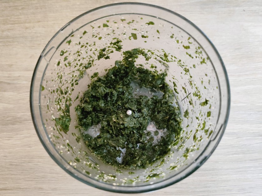 sauce au basilic dans un mixeur