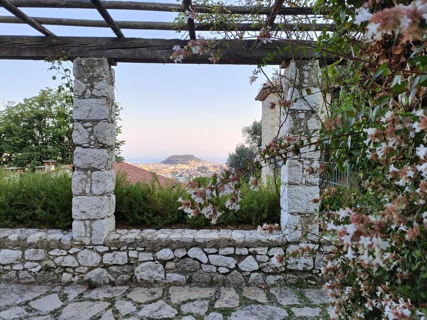 Vue depuis les jardins du Monastère de Cimiez