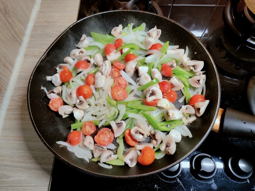 cuisson des légumes dans une grande poêle.