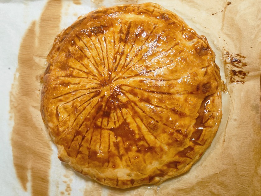 galette des rois sortant du four