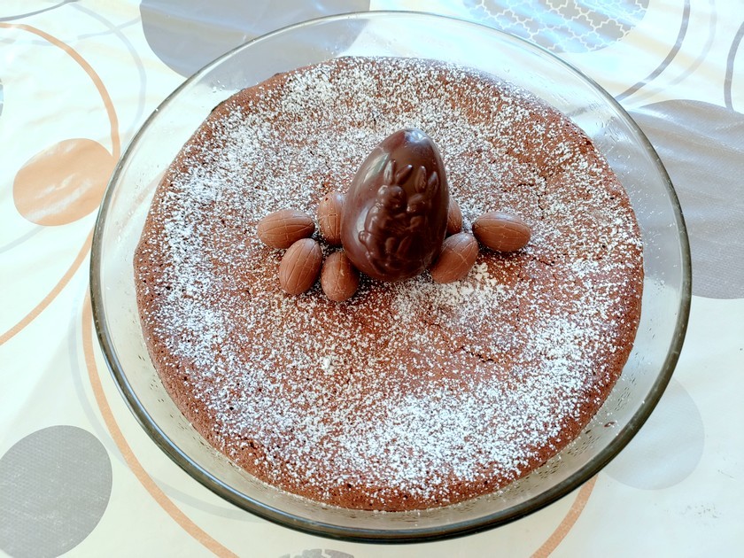 gâteau au chocolat avec un décor de Pâques.