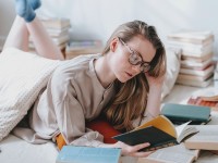 Quelle expression désigne un type de romans pour filles ?