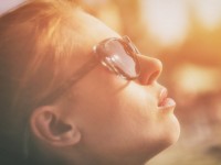 Acné et soleil : attention à l'effet rebond !