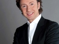 C'est votre vie : une nouvelle version animée par Stéphane Bern