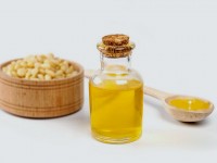 Cheveux : les bienfaits de l'huile de ricin en 5 questions