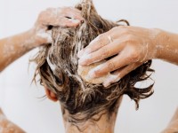 Cheveux poisseux : attention au build up !