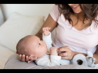 Comment bien dormir et allaiter bébé avec le coussin d’allaitement ?