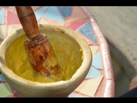 Comment faire un aïoli crémeux avec un mortier et un pilon