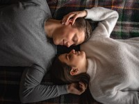 Covid-19 : comment survivre dans un monde sans contact ?