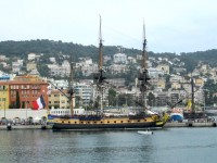 Combien de personnes compte l'équipage de la frégate l'Hermione ?