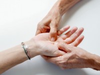 Douleur à la main : que faire ?