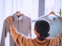Dressing : 5 astuces pour faire de la place dans son armoire