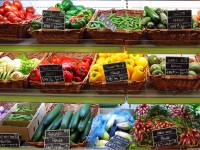 Écologie : les emballages en plastique vont peu à peu disparaître du rayon fruits et légumes