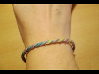 Faire un bracelet en laine : deux méthodes super faciles pour les enfants