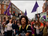 Holly Falconer met le féminisme en lumière