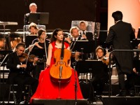 Insolite : Camille Thomas joue du violoncelle dans Paris confiné