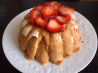 La charlotte glacée à la fraise : une recette raffinée