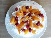 La pavlova aux pêches et aux framboises : une recette bluffante