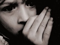 La peur du noir : causes et solutions