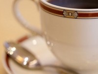 Le café suspendu : un geste de solidarité simple et concret