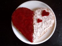 Le gâteau coeur coco groseille : une recette de fête