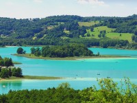 Le lac d'Aiguebelette : un décor paradisiaque en Savoie