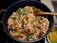 Le riz sauté aux saucisses et aux légumes : une recette complète