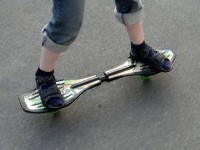 Le wave board : un skateboard articulé pour glisser en ville