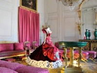 Le XVIIIème au goût du jour : les créations de couturiers investissent le Grand Trianon