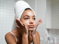 Lendemain de fête : des astuces beauté pour avoir bonne mine