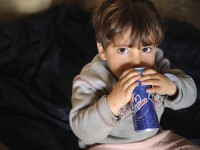 Les Bébés Coca : ce fléau qui fait noircir les dents des très jeunes enfants