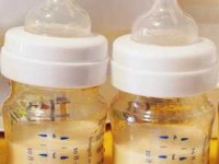 Les régurgitations de bébé : causes et solutions